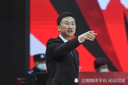 为了寻求真相，他不得不向刘青云饰演的同为拆弹专家的好友求助，然而两人不仅发生争吵，甚至产生了决裂